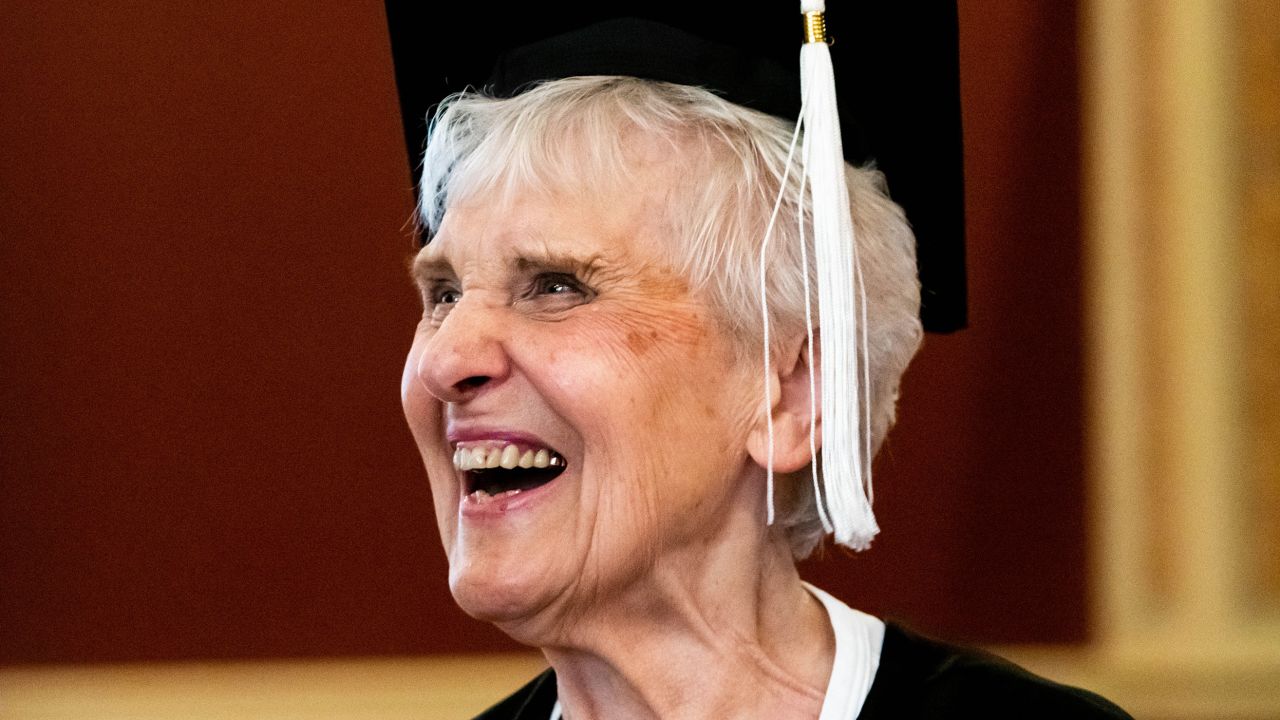 Gruaja që diplomoi në moshën 90-vjeçare