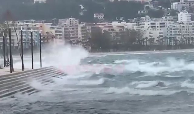 Dallgë deri në 2 metra, pezullohet lundrimi detar në Vlorë