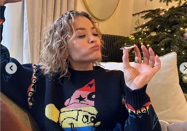 Rita Ora shijon havjarin dhe tekilan për Krishtlindje