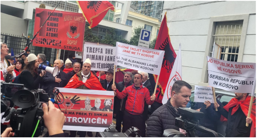 "Të gjitha trojet shqiptare janë me ty Kosovë", protestë para ambasadës serbe në Tiranë