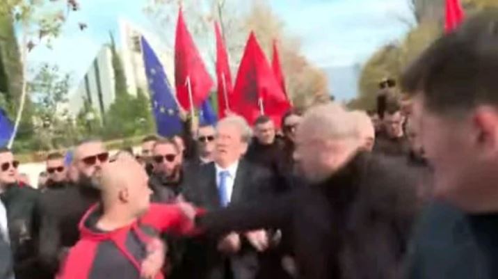 Arrestohet personi që sulmoi Sali Berishën