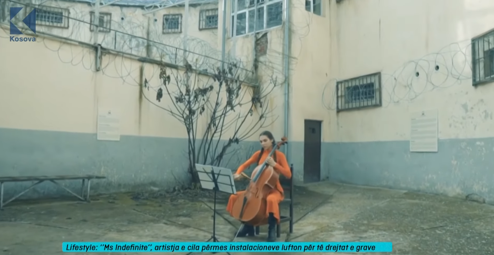 "Ms Indefinite’’, artistja e cila përmes instilacioneve lufton për të drejtat e grave (VIDEO)