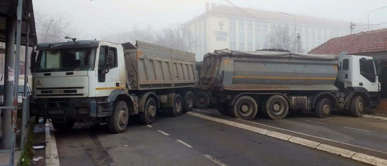 Barrikadat e pamundësuan punën e gjykatave në veri