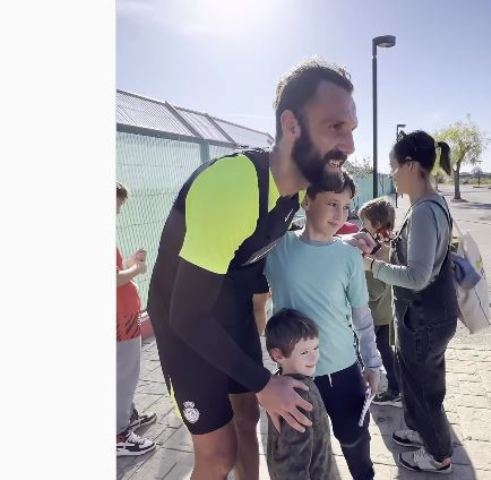 Vogëlushi i magjepsur pas "piratit" kosovar: Muriqi, dua një foto (VIDEO)