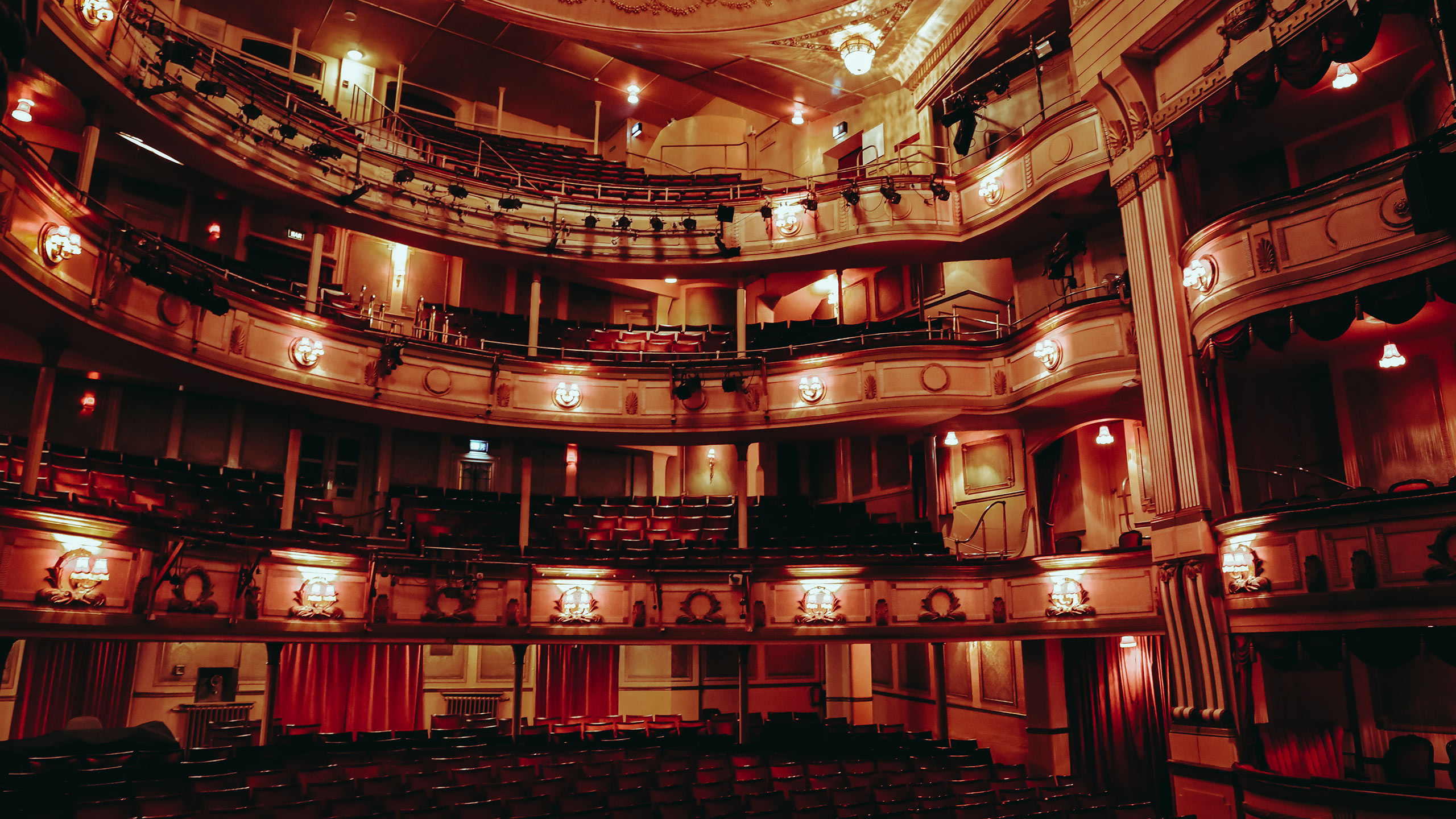 Teatri sot dhe nesër