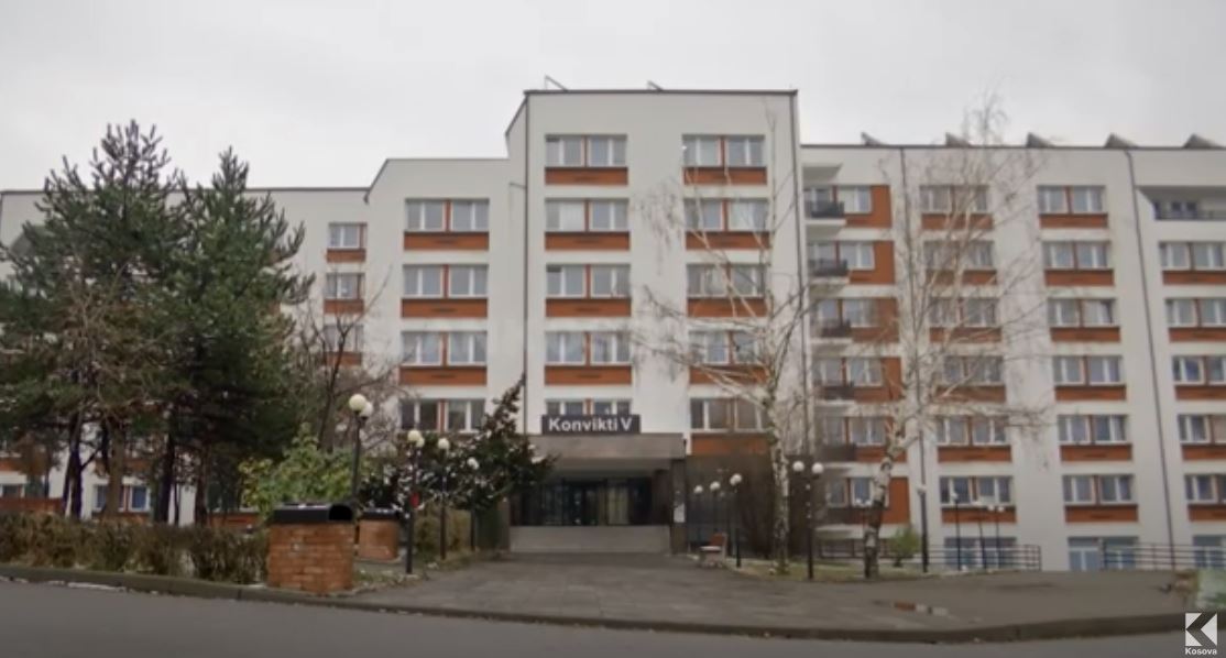Pezullohet recepsionisti i Konviktit 5 në Prishtinë (VIDEO)