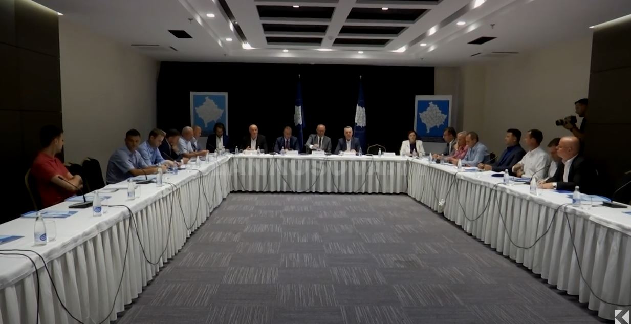 AKK në luftë me qeverinë (VIDEO)