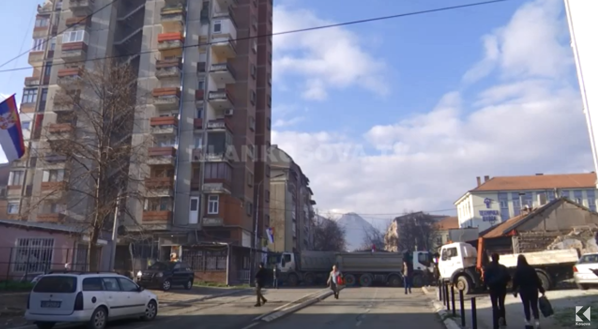 Barrikadat e reja pengojnë gjyqtarët që të shkojnë tek objekti i gjykatës në veri, kalojnë në jug (VIDEO)