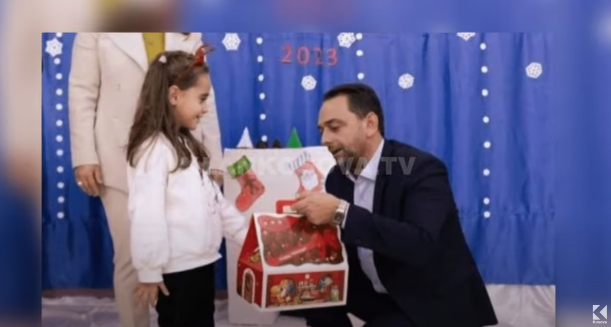 Komuna e Skenderajt jep versionin për shpërndarjen e dhuratave me origjinë serbe (VIDEO)