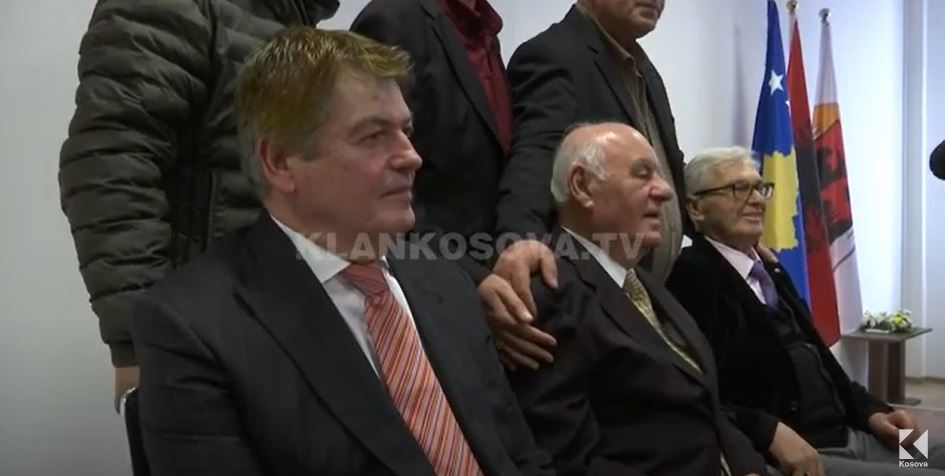 Tre kryetarë shqiptarë bëhen drenicakë (VIDEO)