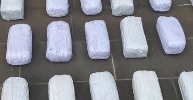 Tre të arrestuar në Gjirokastër, iu gjetën 70 kilogramë drogë në veturë