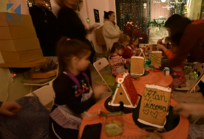 Dekorimi i biskotave dhe gingerbread house (VIDEO)