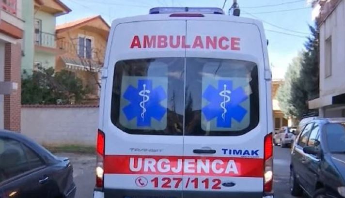 Vdiq një 77-vjeçare në Tiranë, ra nga ballkoni derisa po i lante xhamat