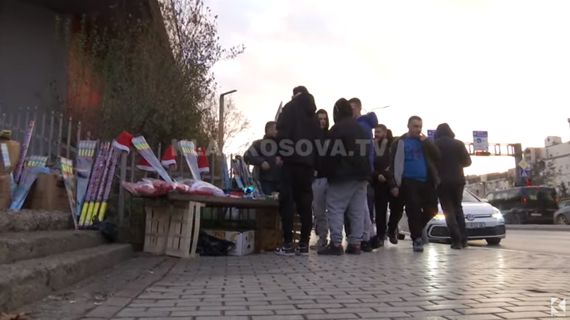 Komuna e Prishtinës ndalon përdorimin e fishekzjarreve në hapësira publike - s'pajtohen shitësit (VIDEO)
