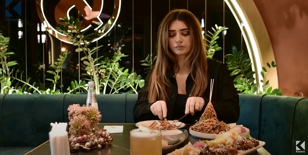 Si përgaditet noodles me mish viçi (VIDEO)
