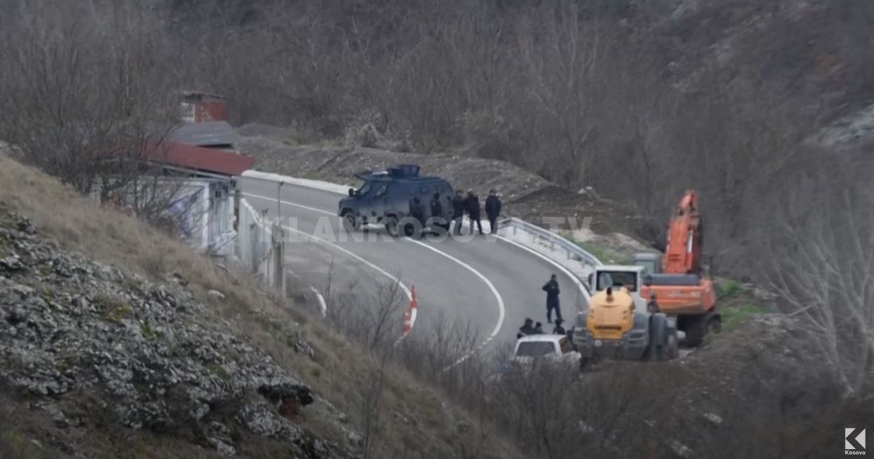 Policët ende të bllokuar në kufi me Serbinë, por kanë ushqim dhe rroba (VIDEO)
