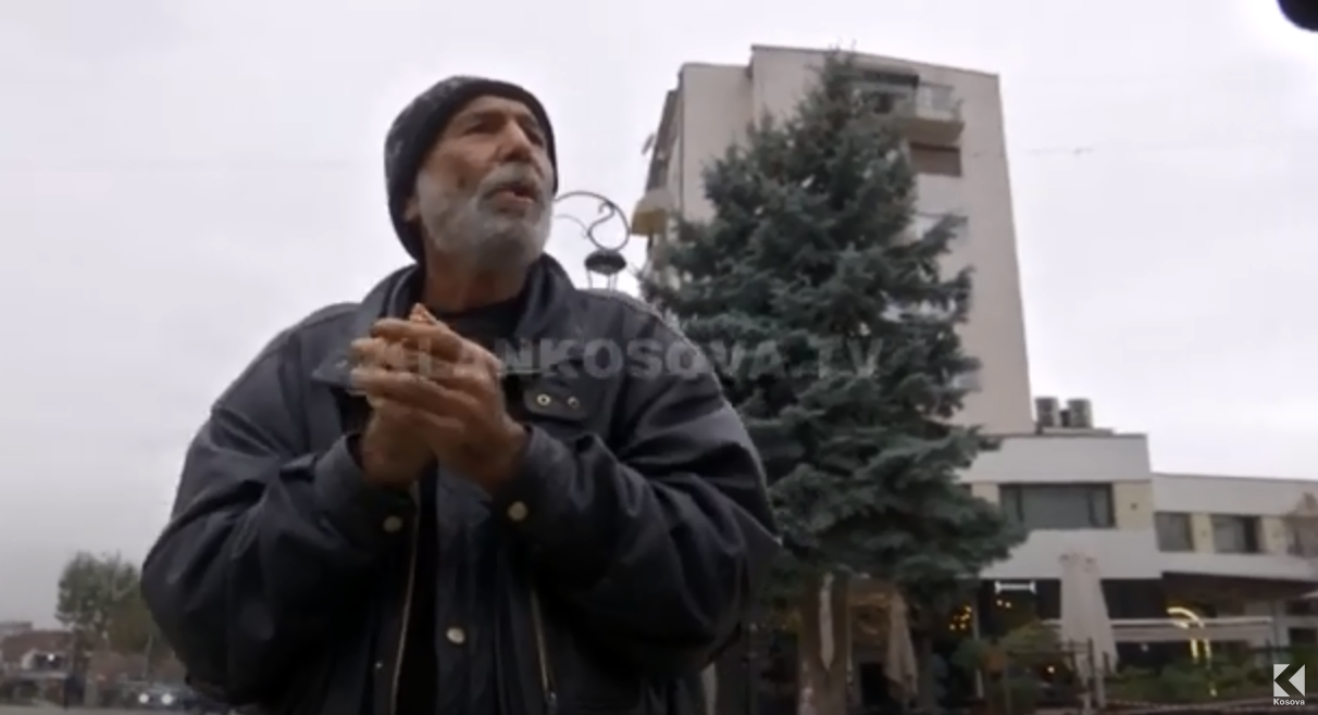 Patrioti nga Zhuri, ish i burgosur politik, kërkon lëmoshë Prizrenit (VIDEO)