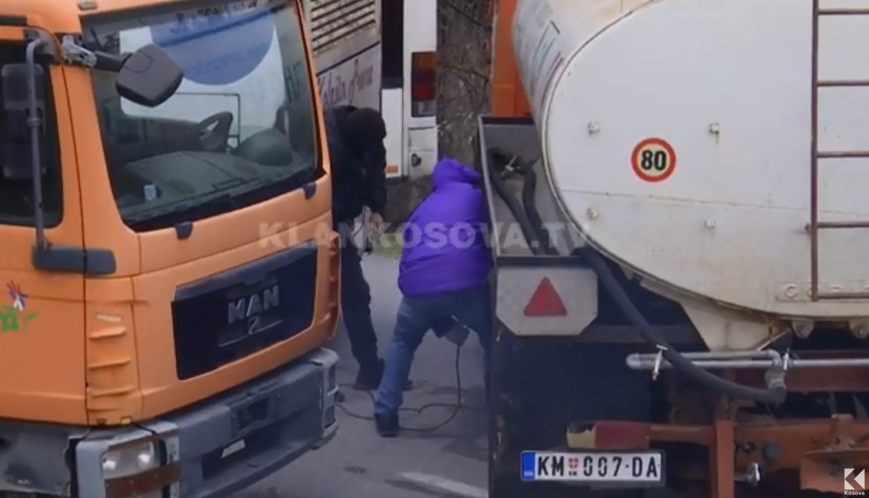 "Maskat" largojnë barrikadat në Rudarë (VIDEO)