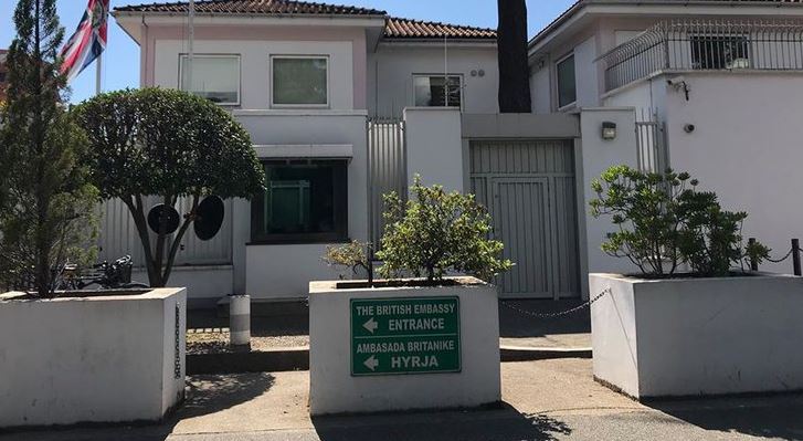Ambasada britanike reagon pas sulmit ndaj Berishës: Dhuna s'ka vend në demokraci