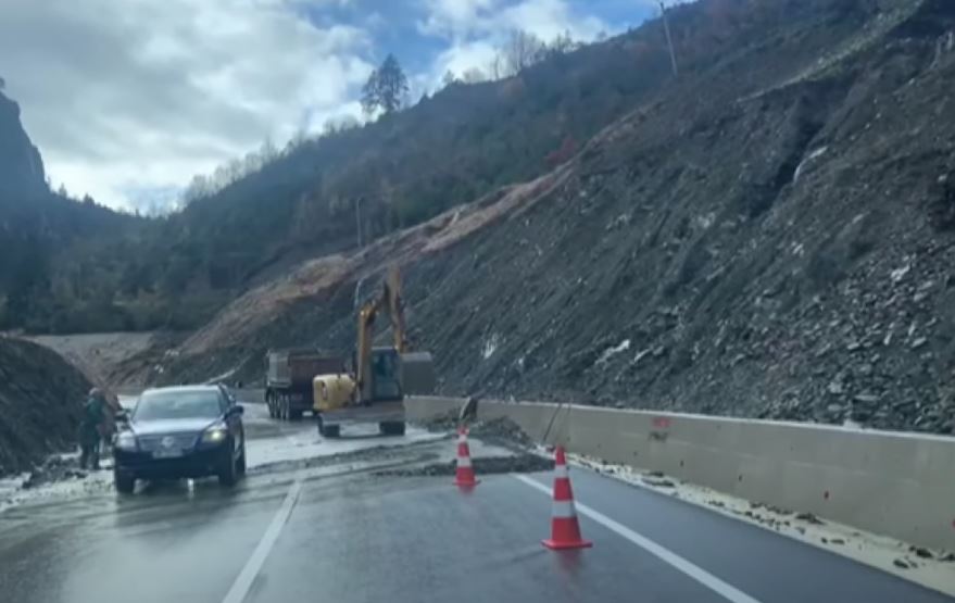 Moti i lig në Gjirokastër dhe Sarandë, dëme në ura dhe në rrugë dytësore