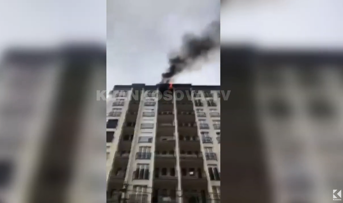 Banesa përfshihet nga flaka, i moshuari shpëtoi duke dalë nga ballkoni (VIDEO)