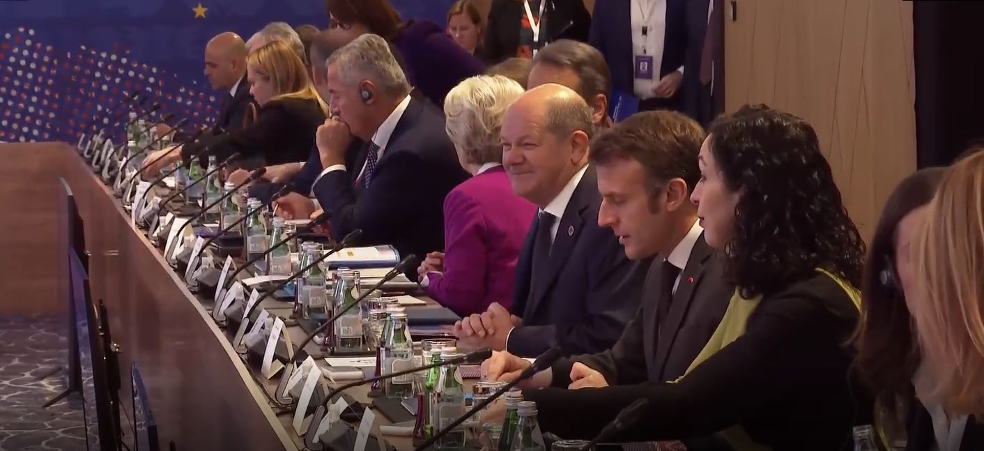 Pamje brenda takimit në Tiranë, Scholz e Macron afër Osmanit (VIDEO)