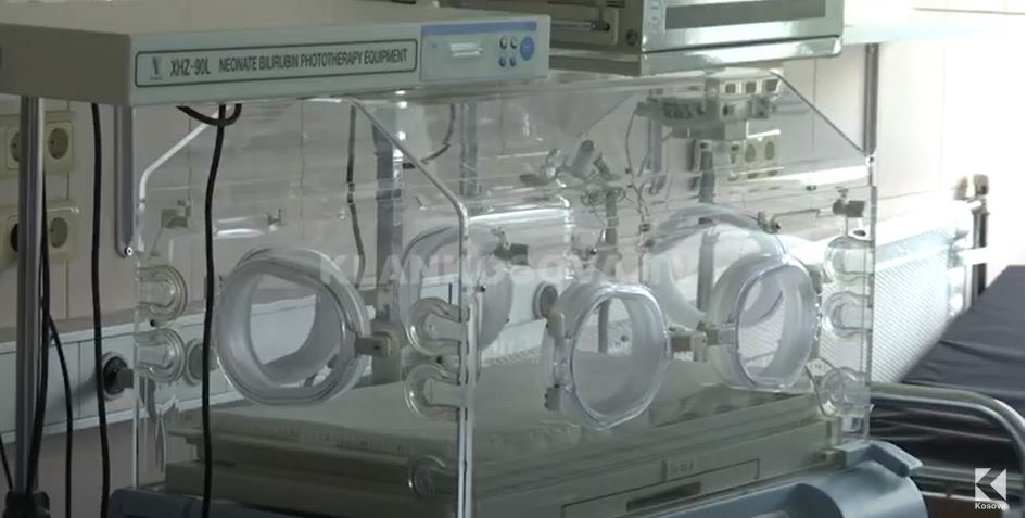 Rasti në Spitalin e Pejës: Trupi i foshnjës u nxor copë-copë nga rrobalarësja (VIDEO)