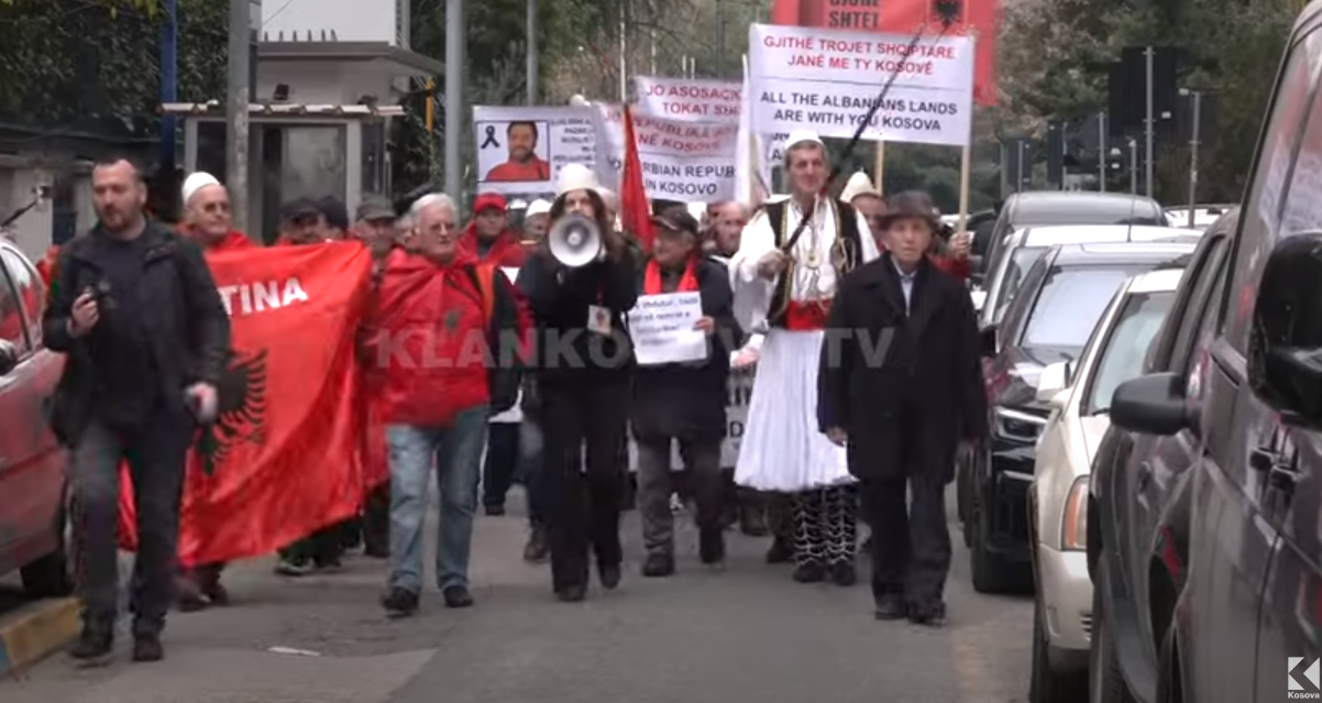 Situata në veri të Kosovës, protestohet në Tiranë para ambasadës serbe (VIDEO)