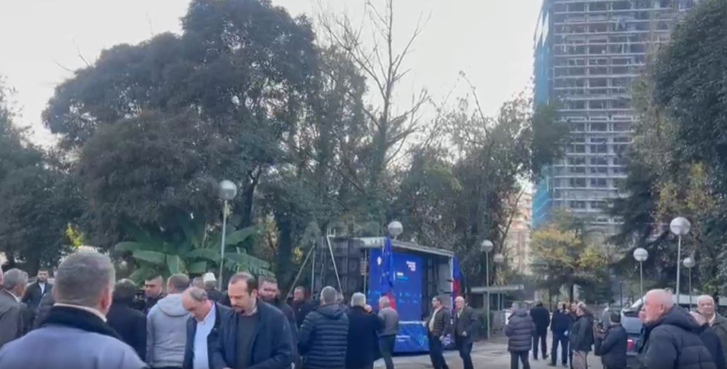 Protesta e opozitës, nis grumbullimi i njerëzve në selinë e PD-së