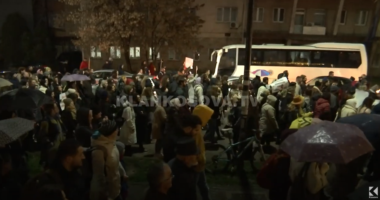 Vrasja në oborrin e QKUK-së: Me protestë kërkohen dorëheqjet e përgjegjësve (VIDEO)