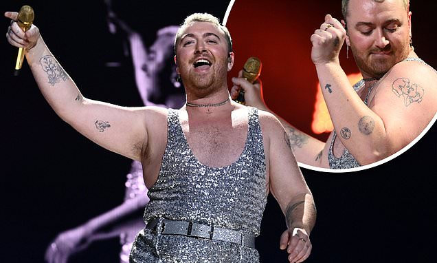 Sam Smith performon me stil unik të veshjes (FOTO)