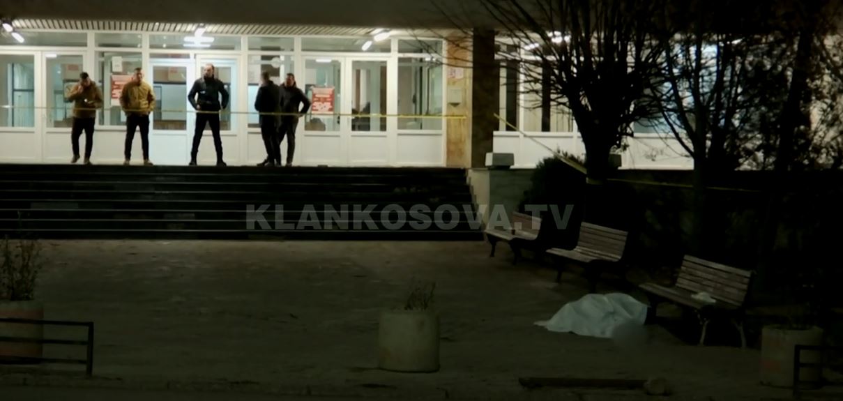 A mund të shpëtohej foshnja e gruas së vrarë në oborrin e QKUK-së? (VIDEO)