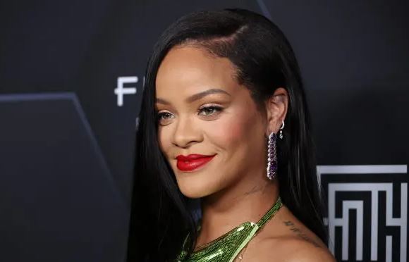 Rihanna zbulon për herë të parë fytyrën e djalit, shtatë muaj pas lindjes (VIDEO)