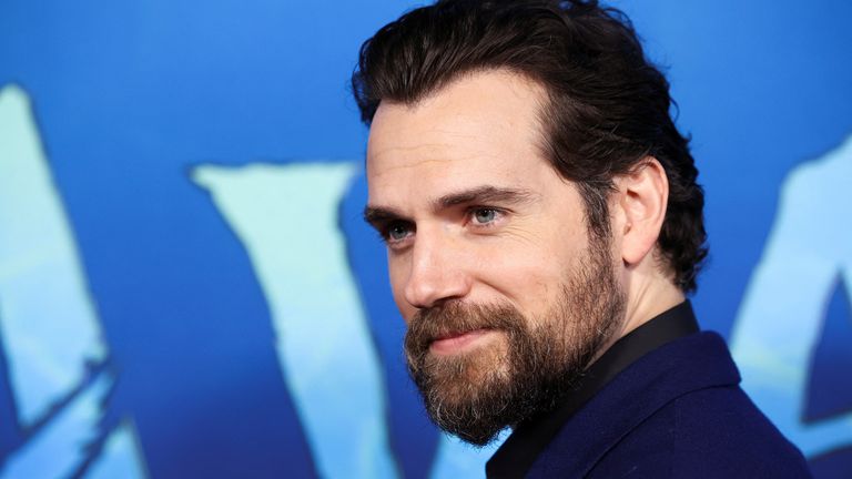 Henry Cavill humb Supermanin, por afër James Bondit