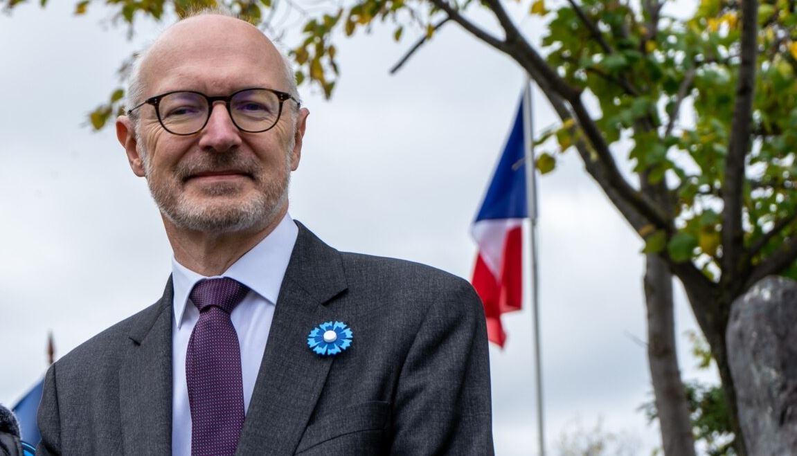 Ambasadori francez impresionohet nga poezitë e Ali Podrimjës