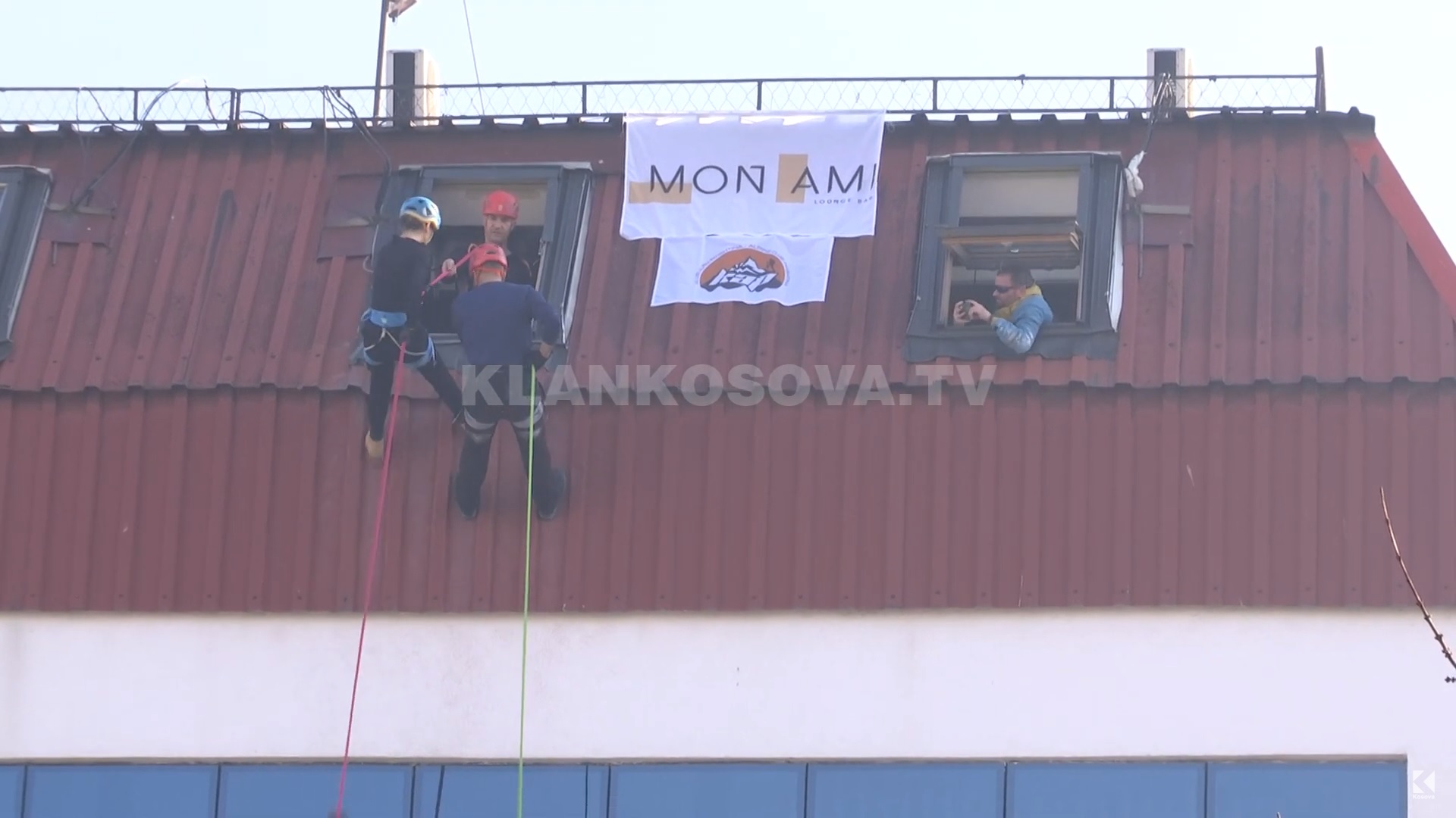 Superheronjtë argëtojnë ferizajasit duke u lëshuar me litar (VIDEO)