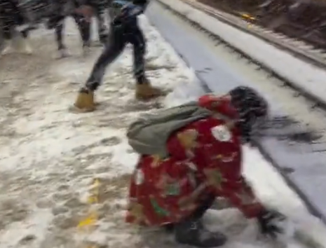 Betejë me topa bore në një stacion të metrosë në Londër (VIDEO)