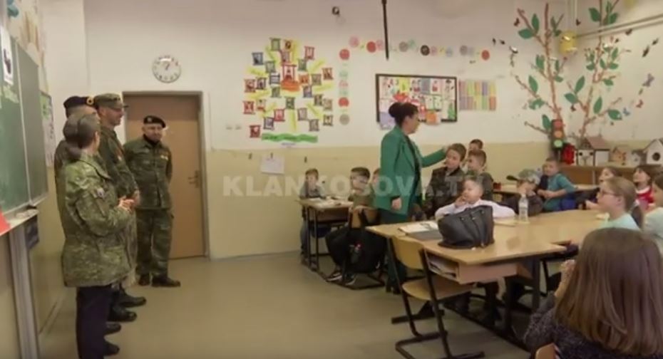 UÇK-ja kthehet në shkollë, i gëzon fëmijët (VIDEO)