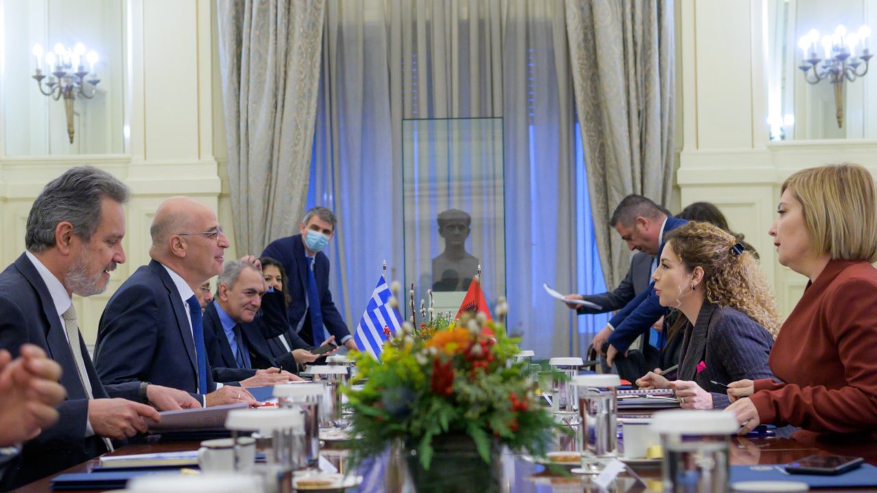 Xhaçka takohet me Dendias në Athinë