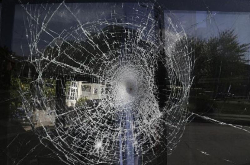 Të shtëna me armë zjarri në Prishtinë, dëmtohet xhami i ballkonit të një shtëpie