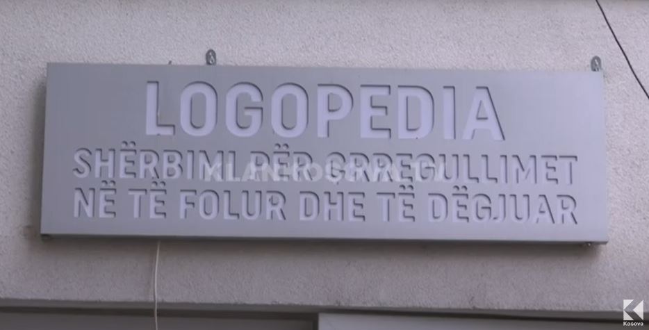 Rikthehet në punë në QKUK logopedi që u zu duke e ofenduar 5-vjeçaren me autizëm (VIDEO)