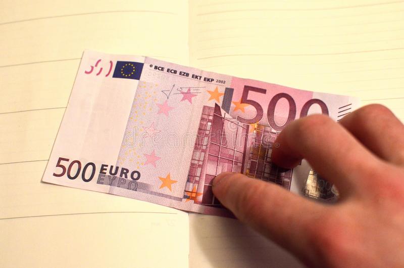Tri vjet burgim personit që u mundua ta fus në qarkullim kartëmonedhën e falsifikuar