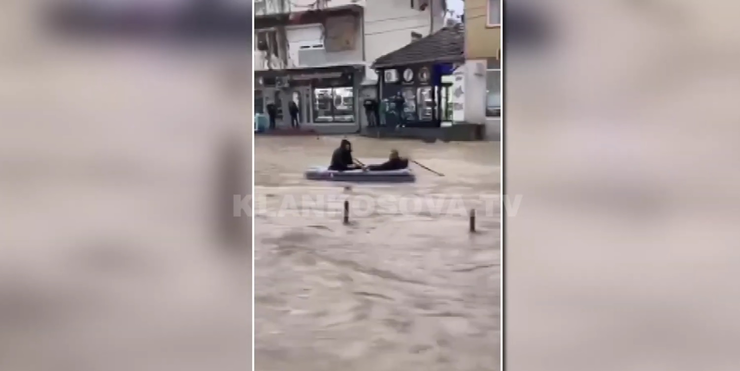 Vërshimet në Mitrovicë, dy qytetarë lundrojnë me barkë në qendër të qytetit (VIDEO)