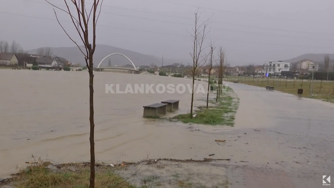 Mitrovicë, vërshimet ndajnë veriun e jugun (VIDEO)