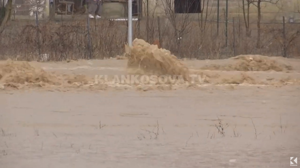 Vërshimet në Skenderaj, "tërbohet" lumi Klina (VIDEO)