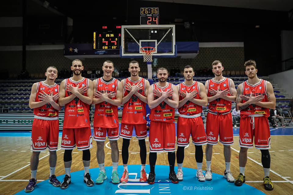 Lojtarët e Prishtinës duke pozuar me fanellën kuq e zi (FOTO)