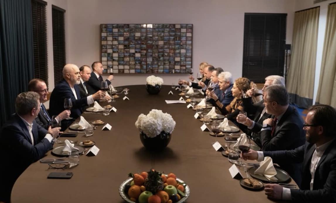 Rama shpërndan fotografi nga takimi me liderët e partive shqiptare në Maqedoni të Veriut