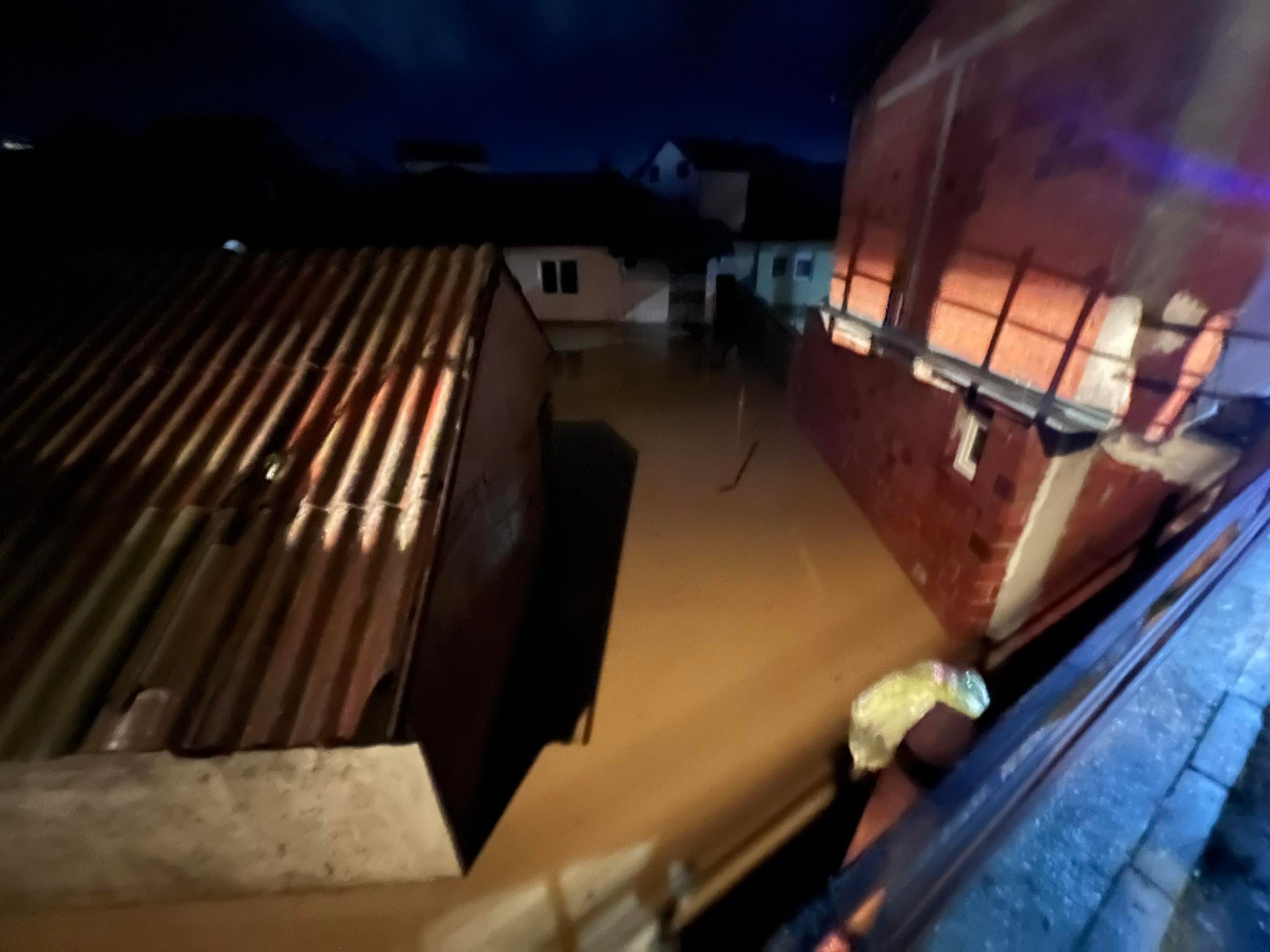 Vërshimet, mbi 80 shtëpi të bllokuara në Lagjen e Boshnjakëve në Mitrovicë (VIDEO)