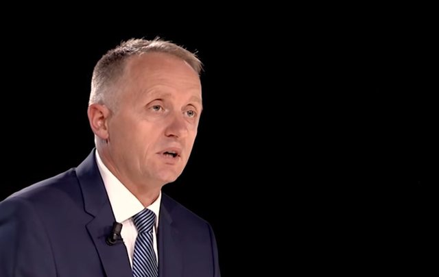 Kur budallallëku vërshon jashtë çantës