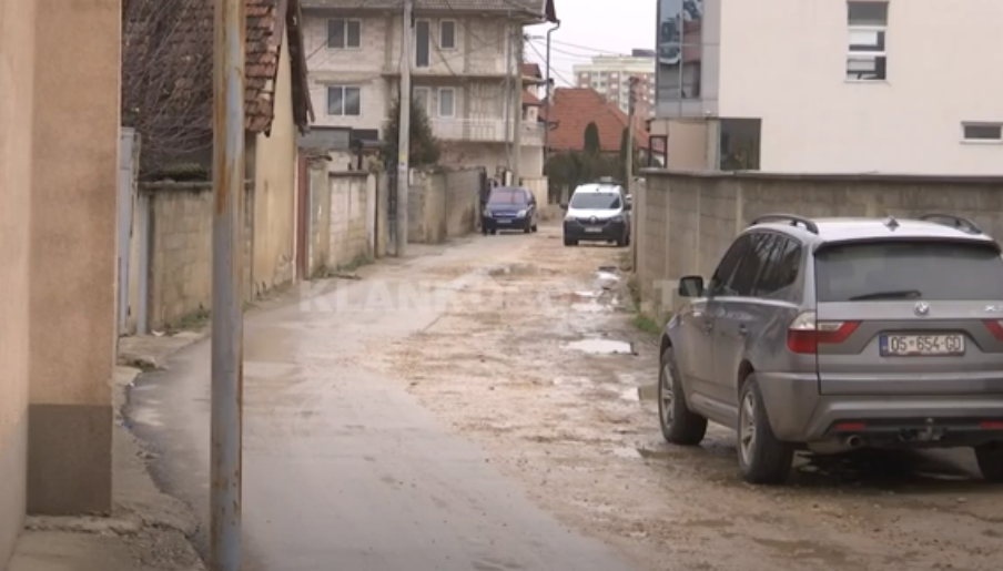 Mërgimtarit i vidhet arsenal armësh (VIDEO)